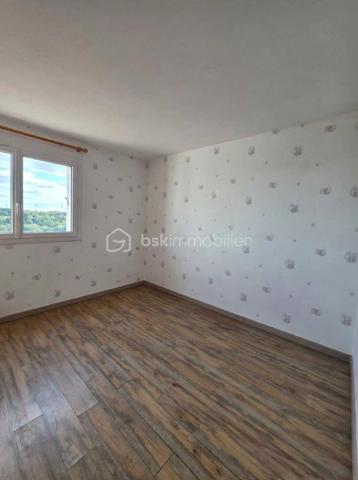 🏢 À VENDRE – BEL APPARTEMENT LUMINEUX AVEC BALCON

Découvrez cet appartement situé au 18ᵉ étage avec ascenseur, offrant une belle luminosité et un agencement fonctionnel.

✨ Il se compose de :
• Une entrée avec placard
• Un séjour double ouvert sur une cuisine aménagée et équipée, avec accès direct au balcon 
• un cajibi • placard de rangements
• Un couloir avec rangements desservant l’espace nuit
• 3 chambres
• Une salle d’eau avec cabine de douche

🔥 Chauffage collectif au gaz
♿ Appartement adapté aux personnes à mobilité réduite (PMR)
🌞 Très lumineux et fonctionnel
🚗 Grand parking
🛝 Aire de jeux pour les enfants

DPE : D (réalisé le 12/05/2026)

Un appartement idéal pour une famille à la recherche d’un logement pratique, lumineux et fonctionnel, avec toutes les commodités nécessaires au quotidien.

📞 Pour plus d’informations ou organiser une visite, contactez moi !