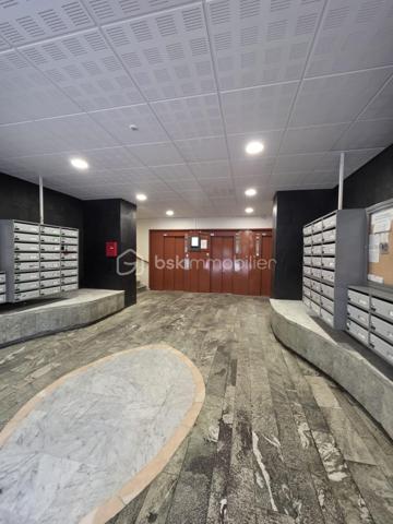 🏢 À VENDRE – BEL APPARTEMENT LUMINEUX AVEC BALCON

Découvrez cet appartement situé au 18ᵉ étage avec ascenseur, offrant une belle luminosité et un agencement fonctionnel.

✨ Il se compose de :
• Une entrée avec placard
• Un séjour double ouvert sur une cuisine aménagée et équipée, avec accès direct au balcon 
• un cajibi • placard de rangements
• Un couloir avec rangements desservant l’espace nuit
• 3 chambres
• Une salle d’eau avec cabine de douche

🔥 Chauffage collectif au gaz
♿ Appartement adapté aux personnes à mobilité réduite (PMR)
🌞 Très lumineux et fonctionnel
🚗 Grand parking
🛝 Aire de jeux pour les enfants

DPE : D (réalisé le 12/05/2026)

Un appartement idéal pour une famille à la recherche d’un logement pratique, lumineux et fonctionnel, avec toutes les commodités nécessaires au quotidien.

📞 Pour plus d’informations ou organiser une visite, contactez moi !