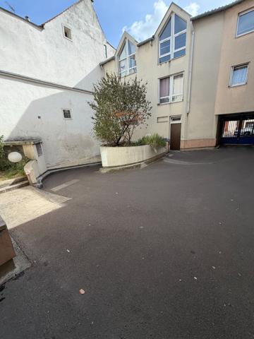 BAGNOLET,  CENTRE-VILLE, RUE SADI CARNOT, PLACE DE PARKING AU SOUS-SOL D'UN IMMEUBLE