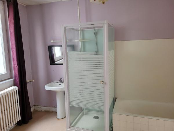 Grande Maison avec 2 appartements + caves et cour