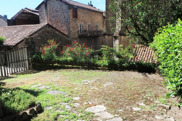 Grande Maison avec 2 appartements + caves et cour