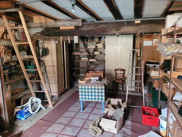 Grande Maison avec 2 appartements + caves et cour