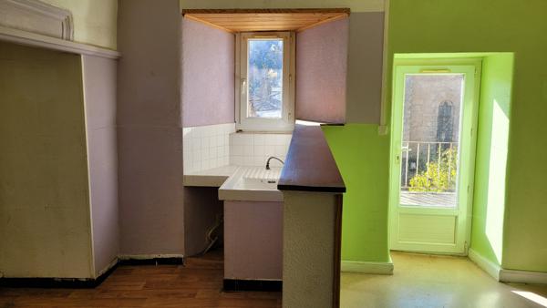 Grande Maison avec 2 appartements + caves et cour