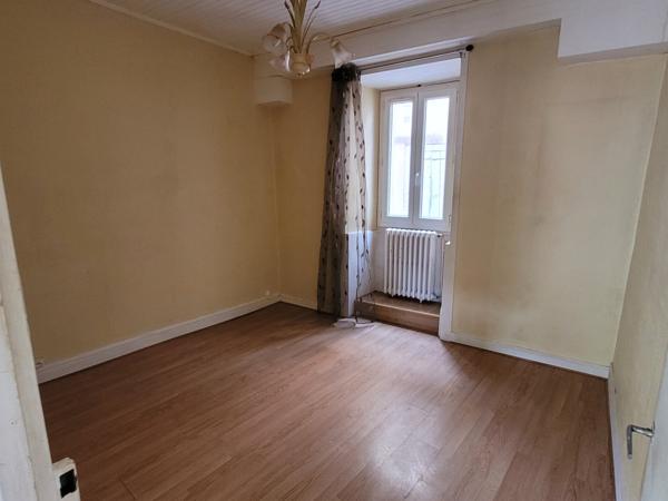 Grande Maison avec 2 appartements + caves et cour