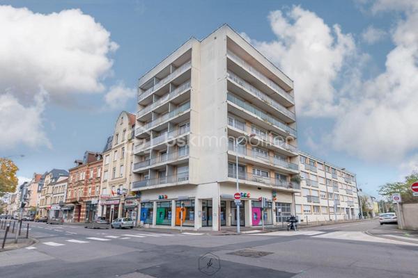 À découvrir, cet appartement d’environ 83 m², situé au 3ᵉ étage avec ascenseur, dans un secteur calme et à proximité de Montigny-lès-Metz.
L’appartement est particulièrement lumineux grâce à son exposition Sud/Ouest et dispose d’un séjour spacieux, d’une cuisine équipée avec cellier, de deux chambres, d’une salle d’eau avec douche à l’italienne et de WC séparés.
Son vrai plus : deux grands balcons d’environ 19 m² au total, accessibles depuis plusieurs pièces et offrant une vue dégagée. L’un d’eux est équipé d’un store banne.
Vous bénéficierez également d’un box privatif en sous-sol sécurisé et d’une cave.
DPE C.
Chauffage collectif avec décompteurs individuels.
Commerces, écoles, médecins et transports sont accessibles rapidement. 
La future ligne Mettis C permettra également de rejoindre plus facilement Metz et sa gare.
Un appartement agréable et fonctionnel, qui conviendra aussi bien à un premier achat qu’à un couple ou une petite famille.
À visiter ! Contactez-moi pour plus de renseignements ou pour organiser une visite.