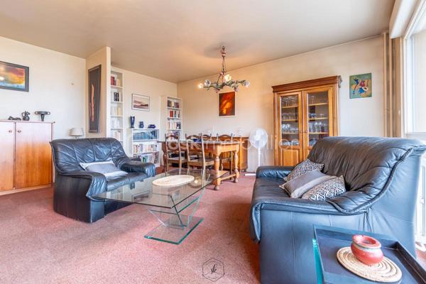 À découvrir, cet appartement d’environ 83 m², situé au 3ᵉ étage avec ascenseur, dans un secteur calme et à proximité de Montigny-lès-Metz.
L’appartement est particulièrement lumineux grâce à son exposition Sud/Ouest et dispose d’un séjour spacieux, d’une cuisine équipée avec cellier, de deux chambres, d’une salle d’eau avec douche à l’italienne et de WC séparés.
Son vrai plus : deux grands balcons d’environ 19 m² au total, accessibles depuis plusieurs pièces et offrant une vue dégagée. L’un d’eux est équipé d’un store banne.
Vous bénéficierez également d’un box privatif en sous-sol sécurisé et d’une cave.
DPE C.
Chauffage collectif avec décompteurs individuels.
Commerces, écoles, médecins et transports sont accessibles rapidement. 
La future ligne Mettis C permettra également de rejoindre plus facilement Metz et sa gare.
Un appartement agréable et fonctionnel, qui conviendra aussi bien à un premier achat qu’à un couple ou une petite famille.
À visiter ! Contactez-moi pour plus de renseignements ou pour organiser une visite.