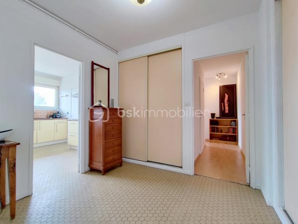 À découvrir, cet appartement d’environ 83 m², situé au 3ᵉ étage avec ascenseur, dans un secteur calme et à proximité de Montigny-lès-Metz.
L’appartement est particulièrement lumineux grâce à son exposition Sud/Ouest et dispose d’un séjour spacieux, d’une cuisine équipée avec cellier, de deux chambres, d’une salle d’eau avec douche à l’italienne et de WC séparés.
Son vrai plus : deux grands balcons d’environ 19 m² au total, accessibles depuis plusieurs pièces et offrant une vue dégagée. L’un d’eux est équipé d’un store banne.
Vous bénéficierez également d’un box privatif en sous-sol sécurisé et d’une cave.
DPE C.
Chauffage collectif avec décompteurs individuels.
Commerces, écoles, médecins et transports sont accessibles rapidement. 
La future ligne Mettis C permettra également de rejoindre plus facilement Metz et sa gare.
Un appartement agréable et fonctionnel, qui conviendra aussi bien à un premier achat qu’à un couple ou une petite famille.
À visiter ! Contactez-moi pour plus de renseignements ou pour organiser une visite.