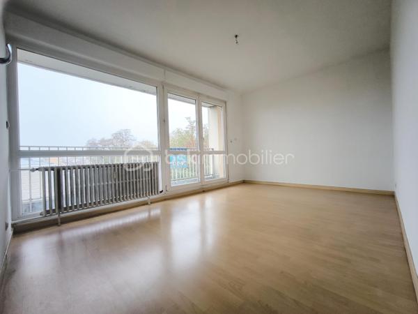 À découvrir, cet appartement d’environ 83 m², situé au 3ᵉ étage avec ascenseur, dans un secteur calme et à proximité de Montigny-lès-Metz.
L’appartement est particulièrement lumineux grâce à son exposition Sud/Ouest et dispose d’un séjour spacieux, d’une cuisine équipée avec cellier, de deux chambres, d’une salle d’eau avec douche à l’italienne et de WC séparés.
Son vrai plus : deux grands balcons d’environ 19 m² au total, accessibles depuis plusieurs pièces et offrant une vue dégagée. L’un d’eux est équipé d’un store banne.
Vous bénéficierez également d’un box privatif en sous-sol sécurisé et d’une cave.
DPE C.
Chauffage collectif avec décompteurs individuels.
Commerces, écoles, médecins et transports sont accessibles rapidement. 
La future ligne Mettis C permettra également de rejoindre plus facilement Metz et sa gare.
Un appartement agréable et fonctionnel, qui conviendra aussi bien à un premier achat qu’à un couple ou une petite famille.
À visiter ! Contactez-moi pour plus de renseignements ou pour organiser une visite.