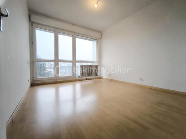 À découvrir, cet appartement d’environ 83 m², situé au 3ᵉ étage avec ascenseur, dans un secteur calme et à proximité de Montigny-lès-Metz.
L’appartement est particulièrement lumineux grâce à son exposition Sud/Ouest et dispose d’un séjour spacieux, d’une cuisine équipée avec cellier, de deux chambres, d’une salle d’eau avec douche à l’italienne et de WC séparés.
Son vrai plus : deux grands balcons d’environ 19 m² au total, accessibles depuis plusieurs pièces et offrant une vue dégagée. L’un d’eux est équipé d’un store banne.
Vous bénéficierez également d’un box privatif en sous-sol sécurisé et d’une cave.
DPE C.
Chauffage collectif avec décompteurs individuels.
Commerces, écoles, médecins et transports sont accessibles rapidement. 
La future ligne Mettis C permettra également de rejoindre plus facilement Metz et sa gare.
Un appartement agréable et fonctionnel, qui conviendra aussi bien à un premier achat qu’à un couple ou une petite famille.
À visiter ! Contactez-moi pour plus de renseignements ou pour organiser une visite.