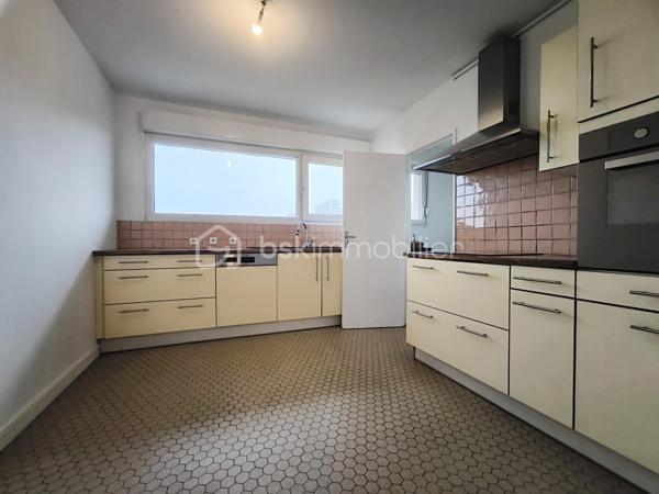 À découvrir, cet appartement d’environ 83 m², situé au 3ᵉ étage avec ascenseur, dans un secteur calme et à proximité de Montigny-lès-Metz.
L’appartement est particulièrement lumineux grâce à son exposition Sud/Ouest et dispose d’un séjour spacieux, d’une cuisine équipée avec cellier, de deux chambres, d’une salle d’eau avec douche à l’italienne et de WC séparés.
Son vrai plus : deux grands balcons d’environ 19 m² au total, accessibles depuis plusieurs pièces et offrant une vue dégagée. L’un d’eux est équipé d’un store banne.
Vous bénéficierez également d’un box privatif en sous-sol sécurisé et d’une cave.
DPE C.
Chauffage collectif avec décompteurs individuels.
Commerces, écoles, médecins et transports sont accessibles rapidement. 
La future ligne Mettis C permettra également de rejoindre plus facilement Metz et sa gare.
Un appartement agréable et fonctionnel, qui conviendra aussi bien à un premier achat qu’à un couple ou une petite famille.
À visiter ! Contactez-moi pour plus de renseignements ou pour organiser une visite.