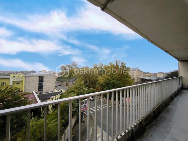 À découvrir, cet appartement d’environ 83 m², situé au 3ᵉ étage avec ascenseur, dans un secteur calme et à proximité de Montigny-lès-Metz.
L’appartement est particulièrement lumineux grâce à son exposition Sud/Ouest et dispose d’un séjour spacieux, d’une cuisine équipée avec cellier, de deux chambres, d’une salle d’eau avec douche à l’italienne et de WC séparés.
Son vrai plus : deux grands balcons d’environ 19 m² au total, accessibles depuis plusieurs pièces et offrant une vue dégagée. L’un d’eux est équipé d’un store banne.
Vous bénéficierez également d’un box privatif en sous-sol sécurisé et d’une cave.
DPE C.
Chauffage collectif avec décompteurs individuels.
Commerces, écoles, médecins et transports sont accessibles rapidement. 
La future ligne Mettis C permettra également de rejoindre plus facilement Metz et sa gare.
Un appartement agréable et fonctionnel, qui conviendra aussi bien à un premier achat qu’à un couple ou une petite famille.
À visiter ! Contactez-moi pour plus de renseignements ou pour organiser une visite.
