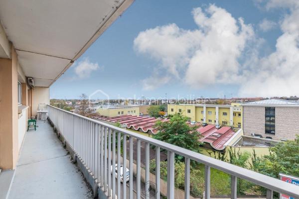 À découvrir, cet appartement d’environ 83 m², situé au 3ᵉ étage avec ascenseur, dans un secteur calme et à proximité de Montigny-lès-Metz.
L’appartement est particulièrement lumineux grâce à son exposition Sud/Ouest et dispose d’un séjour spacieux, d’une cuisine équipée avec cellier, de deux chambres, d’une salle d’eau avec douche à l’italienne et de WC séparés.
Son vrai plus : deux grands balcons d’environ 19 m² au total, accessibles depuis plusieurs pièces et offrant une vue dégagée. L’un d’eux est équipé d’un store banne.
Vous bénéficierez également d’un box privatif en sous-sol sécurisé et d’une cave.
DPE C.
Chauffage collectif avec décompteurs individuels.
Commerces, écoles, médecins et transports sont accessibles rapidement. 
La future ligne Mettis C permettra également de rejoindre plus facilement Metz et sa gare.
Un appartement agréable et fonctionnel, qui conviendra aussi bien à un premier achat qu’à un couple ou une petite famille.
À visiter ! Contactez-moi pour plus de renseignements ou pour organiser une visite.