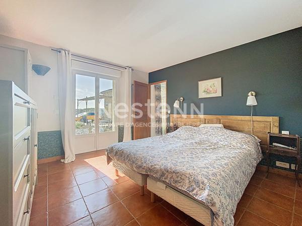 Belle bâtisse en pierre à vendre Saint Laurent Les Tours / Piscine / Cuisine d'été / 2 chambres + 1 suite parentale / Gîte possible / Double Garage / Vie de plain pied / Vue imprenable / Terrain de pétanque / Séjour cathédrale / Poulailler