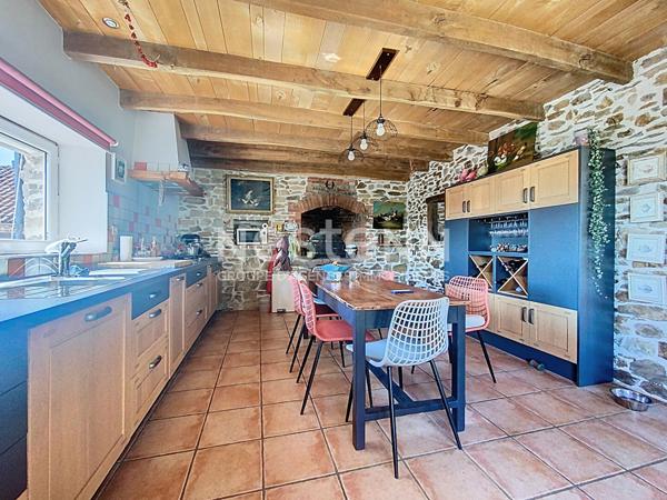 Belle bâtisse en pierre à vendre Saint Laurent Les Tours / Piscine / Cuisine d'été / 2 chambres + 1 suite parentale / Gîte possible / Double Garage / Vie de plain pied / Vue imprenable / Terrain de pétanque / Séjour cathédrale / Poulailler