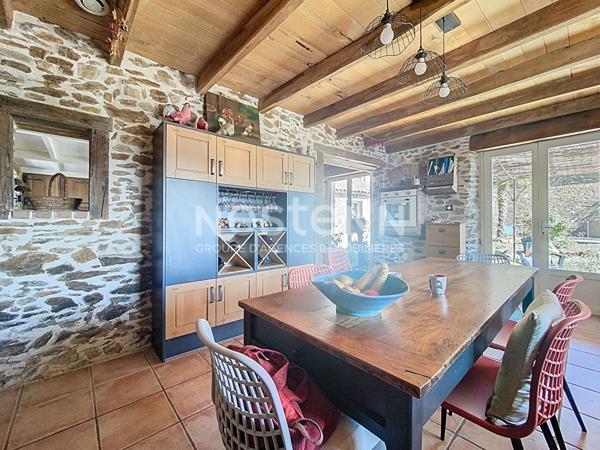 Belle bâtisse en pierre à vendre Saint Laurent Les Tours / Piscine / Cuisine d'été / 2 chambres + 1 suite parentale / Gîte possible / Double Garage / Vie de plain pied / Vue imprenable / Terrain de pétanque / Séjour cathédrale / Poulailler