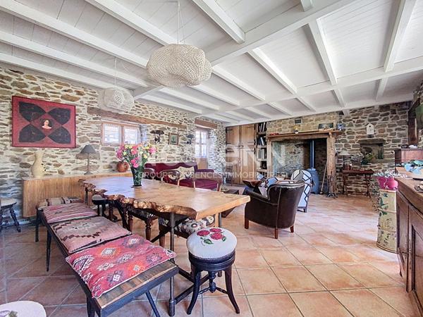 Belle bâtisse en pierre à vendre Saint Laurent Les Tours / Piscine / Cuisine d'été / 2 chambres + 1 suite parentale / Gîte possible / Double Garage / Vie de plain pied / Vue imprenable / Terrain de pétanque / Séjour cathédrale / Poulailler