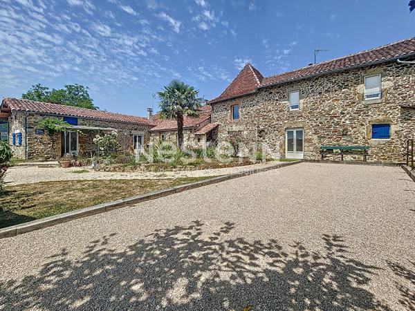 Belle bâtisse en pierre à vendre Saint Laurent Les Tours / Piscine / Cuisine d'été / 2 chambres + 1 suite parentale / Gîte possible / Double Garage / Vie de plain pied / Vue imprenable / Terrain de pétanque / Séjour cathédrale / Poulailler