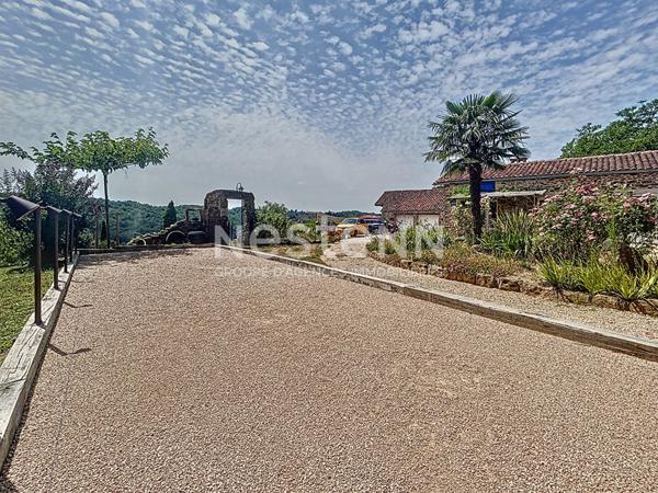 Belle bâtisse en pierre à vendre Saint Laurent Les Tours / Piscine / Cuisine d'été / 2 chambres + 1 suite parentale / Gîte possible / Double Garage / Vie de plain pied / Vue imprenable / Terrain de pétanque / Séjour cathédrale / Poulailler