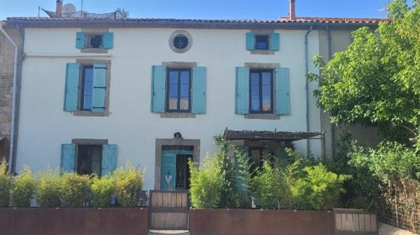 Maison de caractère 232m2 entièrement rénovée avec cour et terrasse