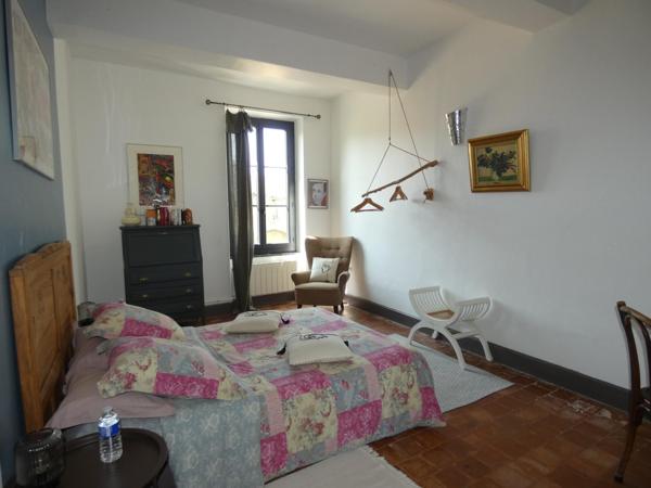 Maison de caractère 232m2 entièrement rénovée avec cour et terrasse