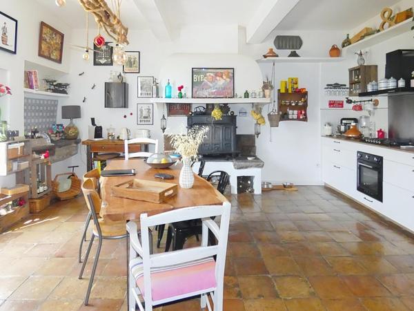 Maison de caractère 232m2 entièrement rénovée avec cour et terrasse