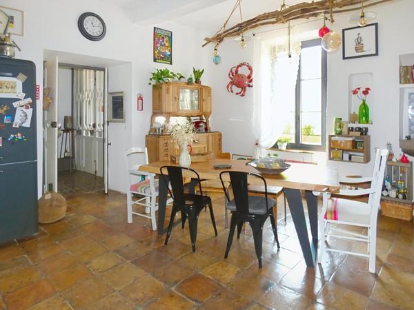 Maison de caractère 232m2 entièrement rénovée avec cour et terrasse