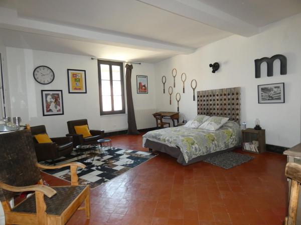 Maison de caractère 232m2 entièrement rénovée avec cour et terrasse