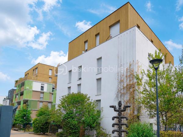 À seulement 5 minutes à pied du métro Romainville–Carnot (ligne 11), au sein d’une résidence Cogedim récente, construite en 2020, découvrez ce 2 pièces de 44,20 m², situé au 4ᵉ étage avec ascenseur et prolongé par une agréable terrasse de 7,60 m².

En retrait de la rue, la résidence s’inscrit dans une allée privée et arborée, offrant un environnement résidentiel particulièrement agréable.

L’appartement bénéficie d’une distribution simple et fonctionnelle : une entrée dessert une belle pièce de vie de 23 m² avec cuisine ouverte aménagée et équipée, donnant directement accès à la terrasse, une chambre de 12,58 m² ainsi qu’une salle d’eau avec WC.

LES POINTS FORTS
_ Résidence Cogedim de 2020
_ Construction récente bénéficiant encore des garanties liées au neuf (notamment de la garantie décennale)
_ Bâtiment récent : pas de rénovation lourde liée au vieillissement d'un immeuble ancien à anticiper à court terme
_ DPE C
_ 4ᵉ étage avec ascenseur
_ Terrasse de 7,60 m²
_ Belle pièce de vie avec cuisine ouverte déjà aménagée et équipée
_ Chambre confortable de plus de 12 m²
_ Appartement et parties communes en très bon état
_ Allée privée et arborée, en retrait de la rue
_ Métro Romainville–Carnot ligne 11 à 5 minutes à pied
_ Commerces et services du quotidien à proximité
_ Un secteur qui poursuit sa transformation, porté notamment par le prolongement de la ligne 11 et l’arrivée future du tramway T1

Un appartement récent, économe et sans travaux, réunissant les avantages d’une construction moderne et d’un extérieur, à quelques minutes du métro.
