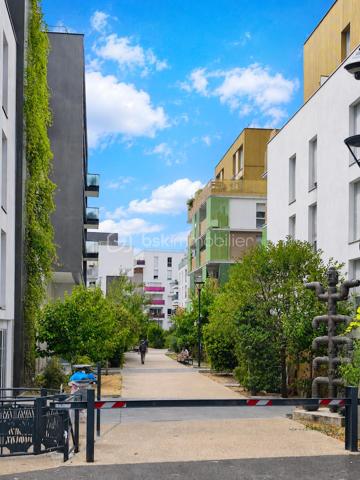 À seulement 5 minutes à pied du métro Romainville–Carnot (ligne 11), au sein d’une résidence Cogedim récente, construite en 2020, découvrez ce 2 pièces de 44,20 m², situé au 4ᵉ étage avec ascenseur et prolongé par une agréable terrasse de 7,60 m².

En retrait de la rue, la résidence s’inscrit dans une allée privée et arborée, offrant un environnement résidentiel particulièrement agréable.

L’appartement bénéficie d’une distribution simple et fonctionnelle : une entrée dessert une belle pièce de vie de 23 m² avec cuisine ouverte aménagée et équipée, donnant directement accès à la terrasse, une chambre de 12,58 m² ainsi qu’une salle d’eau avec WC.

LES POINTS FORTS
_ Résidence Cogedim de 2020
_ Construction récente bénéficiant encore des garanties liées au neuf (notamment de la garantie décennale)
_ Bâtiment récent : pas de rénovation lourde liée au vieillissement d'un immeuble ancien à anticiper à court terme
_ DPE C
_ 4ᵉ étage avec ascenseur
_ Terrasse de 7,60 m²
_ Belle pièce de vie avec cuisine ouverte déjà aménagée et équipée
_ Chambre confortable de plus de 12 m²
_ Appartement et parties communes en très bon état
_ Allée privée et arborée, en retrait de la rue
_ Métro Romainville–Carnot ligne 11 à 5 minutes à pied
_ Commerces et services du quotidien à proximité
_ Un secteur qui poursuit sa transformation, porté notamment par le prolongement de la ligne 11 et l’arrivée future du tramway T1

Un appartement récent, économe et sans travaux, réunissant les avantages d’une construction moderne et d’un extérieur, à quelques minutes du métro.