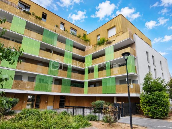 À seulement 5 minutes à pied du métro Romainville–Carnot (ligne 11), au sein d’une résidence Cogedim récente, construite en 2020, découvrez ce 2 pièces de 44,20 m², situé au 4ᵉ étage avec ascenseur et prolongé par une agréable terrasse de 7,60 m².

En retrait de la rue, la résidence s’inscrit dans une allée privée et arborée, offrant un environnement résidentiel particulièrement agréable.

L’appartement bénéficie d’une distribution simple et fonctionnelle : une entrée dessert une belle pièce de vie de 23 m² avec cuisine ouverte aménagée et équipée, donnant directement accès à la terrasse, une chambre de 12,58 m² ainsi qu’une salle d’eau avec WC.

LES POINTS FORTS
_ Résidence Cogedim de 2020
_ Construction récente bénéficiant encore des garanties liées au neuf (notamment de la garantie décennale)
_ Bâtiment récent : pas de rénovation lourde liée au vieillissement d'un immeuble ancien à anticiper à court terme
_ DPE C
_ 4ᵉ étage avec ascenseur
_ Terrasse de 7,60 m²
_ Belle pièce de vie avec cuisine ouverte déjà aménagée et équipée
_ Chambre confortable de plus de 12 m²
_ Appartement et parties communes en très bon état
_ Allée privée et arborée, en retrait de la rue
_ Métro Romainville–Carnot ligne 11 à 5 minutes à pied
_ Commerces et services du quotidien à proximité
_ Un secteur qui poursuit sa transformation, porté notamment par le prolongement de la ligne 11 et l’arrivée future du tramway T1

Un appartement récent, économe et sans travaux, réunissant les avantages d’une construction moderne et d’un extérieur, à quelques minutes du métro.