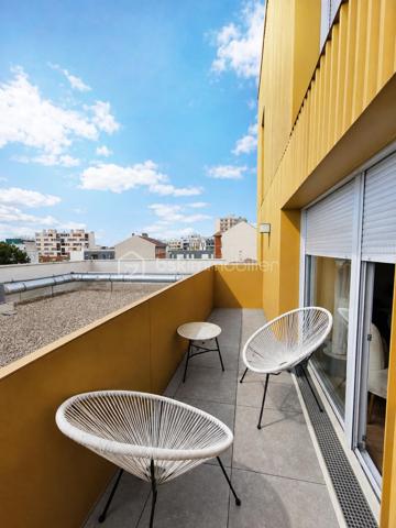 À seulement 5 minutes à pied du métro Romainville–Carnot (ligne 11), au sein d’une résidence Cogedim récente, construite en 2020, découvrez ce 2 pièces de 44,20 m², situé au 4ᵉ étage avec ascenseur et prolongé par une agréable terrasse de 7,60 m².

En retrait de la rue, la résidence s’inscrit dans une allée privée et arborée, offrant un environnement résidentiel particulièrement agréable.

L’appartement bénéficie d’une distribution simple et fonctionnelle : une entrée dessert une belle pièce de vie de 23 m² avec cuisine ouverte aménagée et équipée, donnant directement accès à la terrasse, une chambre de 12,58 m² ainsi qu’une salle d’eau avec WC.

LES POINTS FORTS
_ Résidence Cogedim de 2020
_ Construction récente bénéficiant encore des garanties liées au neuf (notamment de la garantie décennale)
_ Bâtiment récent : pas de rénovation lourde liée au vieillissement d'un immeuble ancien à anticiper à court terme
_ DPE C
_ 4ᵉ étage avec ascenseur
_ Terrasse de 7,60 m²
_ Belle pièce de vie avec cuisine ouverte déjà aménagée et équipée
_ Chambre confortable de plus de 12 m²
_ Appartement et parties communes en très bon état
_ Allée privée et arborée, en retrait de la rue
_ Métro Romainville–Carnot ligne 11 à 5 minutes à pied
_ Commerces et services du quotidien à proximité
_ Un secteur qui poursuit sa transformation, porté notamment par le prolongement de la ligne 11 et l’arrivée future du tramway T1

Un appartement récent, économe et sans travaux, réunissant les avantages d’une construction moderne et d’un extérieur, à quelques minutes du métro.