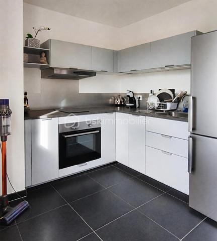 À seulement 5 minutes à pied du métro Romainville–Carnot (ligne 11), au sein d’une résidence Cogedim récente, construite en 2020, découvrez ce 2 pièces de 44,20 m², situé au 4ᵉ étage avec ascenseur et prolongé par une agréable terrasse de 7,60 m².

En retrait de la rue, la résidence s’inscrit dans une allée privée et arborée, offrant un environnement résidentiel particulièrement agréable.

L’appartement bénéficie d’une distribution simple et fonctionnelle : une entrée dessert une belle pièce de vie de 23 m² avec cuisine ouverte aménagée et équipée, donnant directement accès à la terrasse, une chambre de 12,58 m² ainsi qu’une salle d’eau avec WC.

LES POINTS FORTS
_ Résidence Cogedim de 2020
_ Construction récente bénéficiant encore des garanties liées au neuf (notamment de la garantie décennale)
_ Bâtiment récent : pas de rénovation lourde liée au vieillissement d'un immeuble ancien à anticiper à court terme
_ DPE C
_ 4ᵉ étage avec ascenseur
_ Terrasse de 7,60 m²
_ Belle pièce de vie avec cuisine ouverte déjà aménagée et équipée
_ Chambre confortable de plus de 12 m²
_ Appartement et parties communes en très bon état
_ Allée privée et arborée, en retrait de la rue
_ Métro Romainville–Carnot ligne 11 à 5 minutes à pied
_ Commerces et services du quotidien à proximité
_ Un secteur qui poursuit sa transformation, porté notamment par le prolongement de la ligne 11 et l’arrivée future du tramway T1

Un appartement récent, économe et sans travaux, réunissant les avantages d’une construction moderne et d’un extérieur, à quelques minutes du métro.