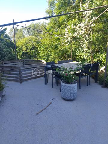 Belle Maison de caractère de 165 m²,  le charme de la campagne aux portes de Saint-Maixent l'école

Au rez-de-chaussée :

- Une belle et vaste pièce de vie avec cuisine ouverte, équipée et aménagée.
- Une arrière-cuisine.
- Une salle d'eau et  toilettes séparées.
- Une annexe attenante accessible directement depuis la maison.

Aux étages :

- Au 1er étage : deux grandes chambres et une salle d’eau.
- Au 2ème étage : des combles aménagés comprenant deux chambres supplémentaires.

Caractéristiques techniques :

- Chauffage : trois modes disponibles (insert, électrique et chaudière au fioul).
- Toiture en ardoise refaite à neuf.
- Isolation par l'extérieur réalisée sur la partie arrière de la maison.

Extérieurs :

- Un agréable jardin paysager avec goût.
- Une vaste grange offrant un beau potentiel de stockage ou d'aménagement.



Je reste à votre disposition pour toute information complémentaire ou pour organiser une visite.