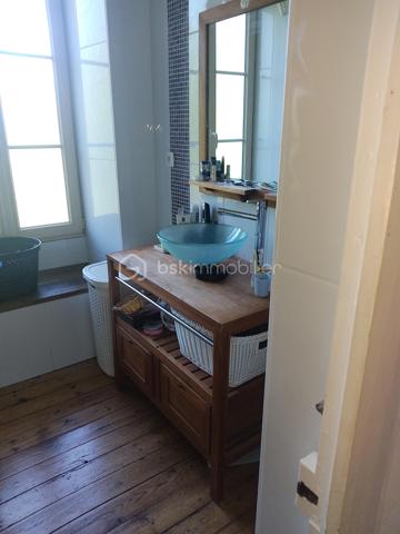 Belle Maison de caractère de 165 m²,  le charme de la campagne aux portes de Saint-Maixent l'école

Au rez-de-chaussée :

- Une belle et vaste pièce de vie avec cuisine ouverte, équipée et aménagée.
- Une arrière-cuisine.
- Une salle d'eau et  toilettes séparées.
- Une annexe attenante accessible directement depuis la maison.

Aux étages :

- Au 1er étage : deux grandes chambres et une salle d’eau.
- Au 2ème étage : des combles aménagés comprenant deux chambres supplémentaires.

Caractéristiques techniques :

- Chauffage : trois modes disponibles (insert, électrique et chaudière au fioul).
- Toiture en ardoise refaite à neuf.
- Isolation par l'extérieur réalisée sur la partie arrière de la maison.

Extérieurs :

- Un agréable jardin paysager avec goût.
- Une vaste grange offrant un beau potentiel de stockage ou d'aménagement.



Je reste à votre disposition pour toute information complémentaire ou pour organiser une visite.