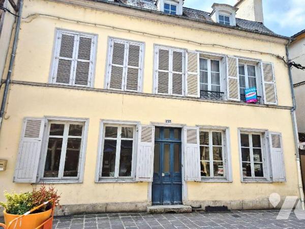 A BAR-SUR-SEINE, en plein centre ville, un immeuble divisé en trois appartements, comprenant : ...