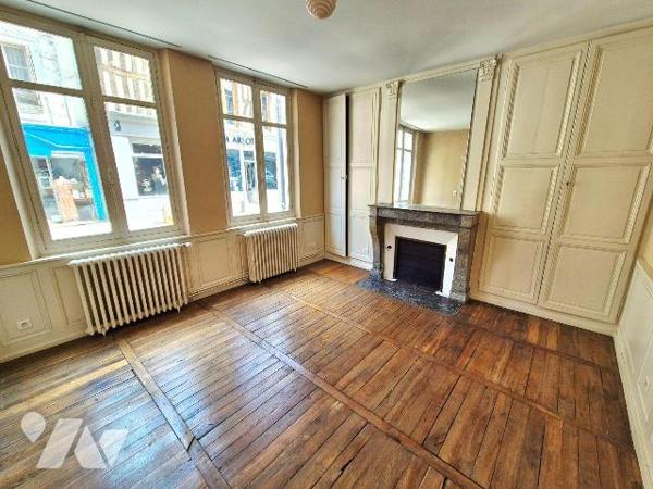 A BAR-SUR-SEINE, en plein centre ville, un immeuble divisé en trois appartements, comprenant : ...