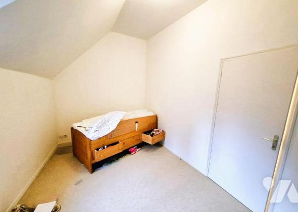 A BAR-SUR-SEINE, en plein centre ville, un immeuble divisé en trois appartements, comprenant : ...