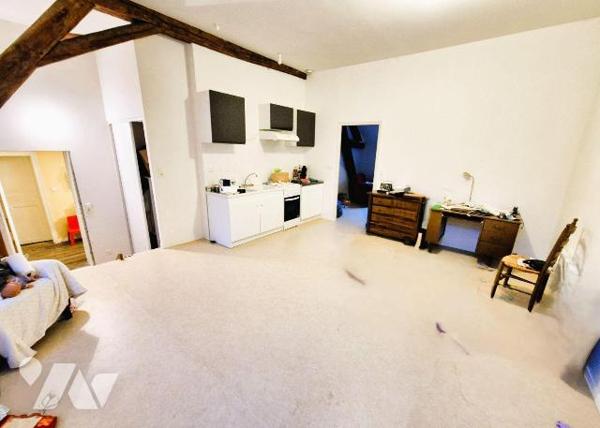 A BAR-SUR-SEINE, en plein centre ville, un immeuble divisé en trois appartements, comprenant : ...