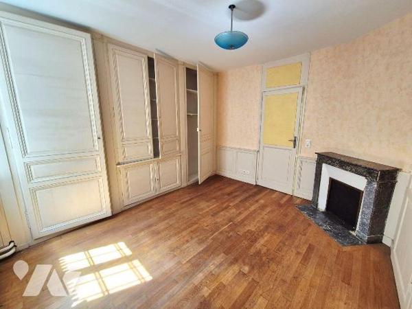 A BAR-SUR-SEINE, en plein centre ville, un immeuble divisé en trois appartements, comprenant : ...