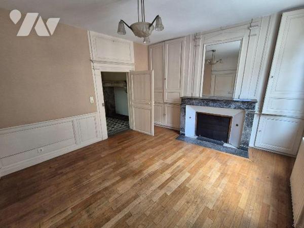 A BAR-SUR-SEINE, en plein centre ville, un immeuble divisé en trois appartements, comprenant : ...