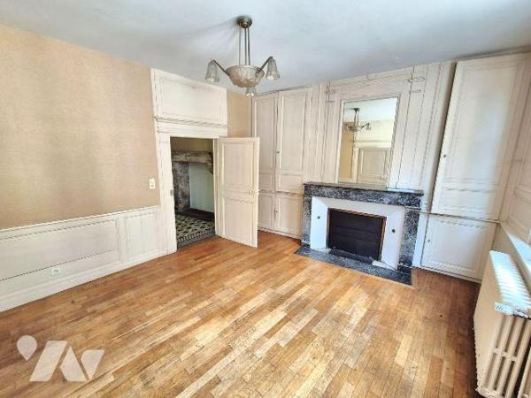 A BAR-SUR-SEINE, en plein centre ville, un immeuble divisé en trois appartements, comprenant : ...