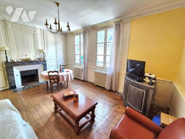 A BAR-SUR-SEINE, en plein centre ville, un immeuble divisé en trois appartements, comprenant : ...