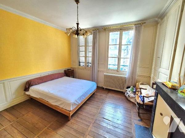 A BAR-SUR-SEINE, en plein centre ville, un immeuble divisé en trois appartements, comprenant : ...