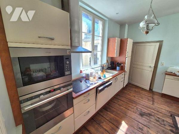 A BAR-SUR-SEINE, en plein centre ville, un immeuble divisé en trois appartements, comprenant : ...