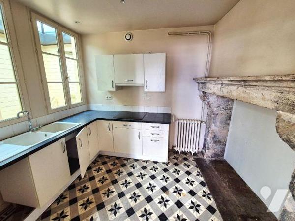 A BAR-SUR-SEINE, en plein centre ville, un immeuble divisé en trois appartements, comprenant : ...
