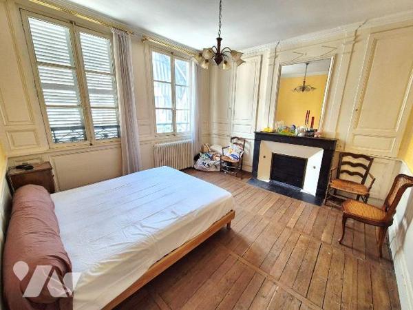 A BAR-SUR-SEINE, en plein centre ville, un immeuble divisé en trois appartements, comprenant : ...
