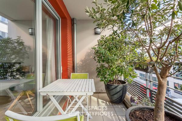 Appartement contemporain rénové avec verrière et balcon