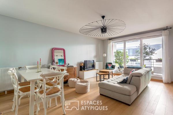 Appartement contemporain rénové avec verrière et balcon