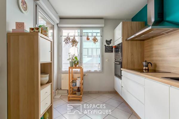 Appartement contemporain rénové avec verrière et balcon