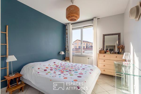 Appartement contemporain rénové avec verrière et balcon